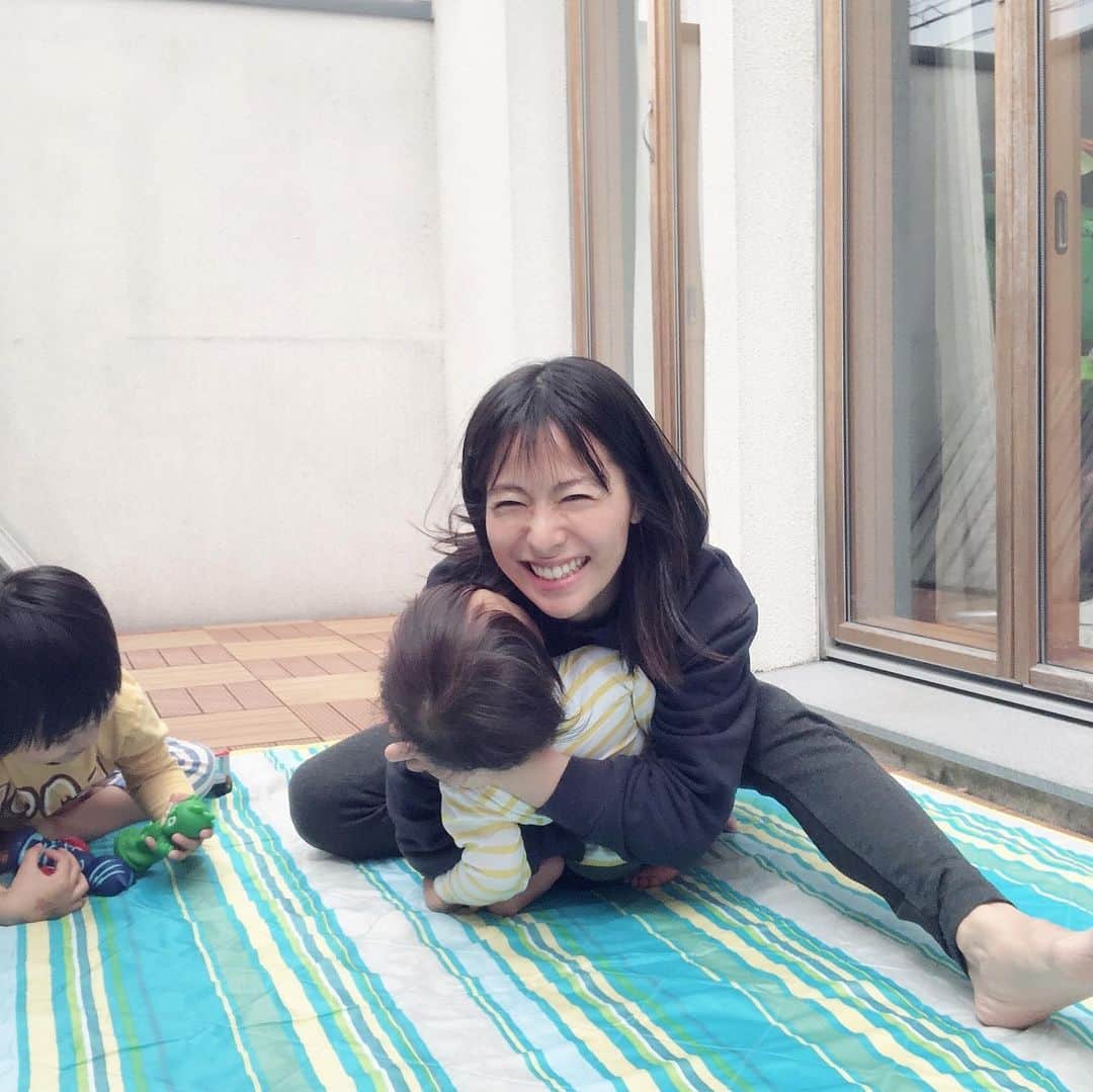 神戸蘭子さんのインスタグラム写真 - (神戸蘭子Instagram)「すごく歩くようになりました👣 . #お家時間  #バルコニー  #1歳  #男の子ママ #2人育児 #ママライフ #ストレッチ」5月9日 19時29分 - ranran0414