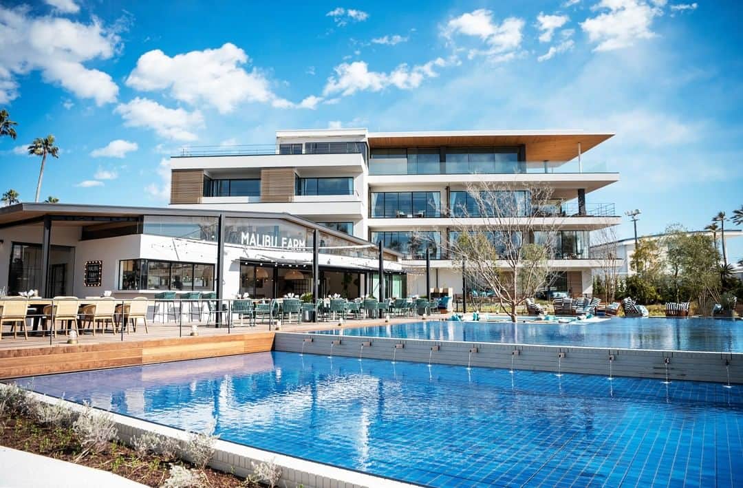 のインスタグラム：「【まるで海外のリゾートホテル】 . 📍MALIBU HOTEL / 神奈川県 . 都心から約1時間の近場のリゾートに2020年3月にオープン。湘南の海に囲まれてたたずむ、スモールラグジュアリーホテルです。  客室はたったの全11室。50㎡以上のスイート客室は海外の高級リゾート地を訪れた時のように、「充足」という贅沢をお届けします。  やわらかな海風が吹き抜けていくお部屋で暮らすように滞在する幸せを。 . @malibu_hotel . #神奈川県 #malibuhotel #神奈川旅行 #逗子 #鎌倉観光 #鎌倉 #逗子マリーナ #malibufarm #おうち時間 #おうちで旅行気分  #国内旅行 #週末旅 #週末旅行 #大人の休日 #記念日旅行 #誕生日旅行 #温泉旅行 #旅館 #温泉旅館 #ホテル #ラグジュアリーホテル #リゾート #リゾートホテル #旅スタグラム #旅行好きな人と繋がりたい #unknownjapan #japantravelphoto」