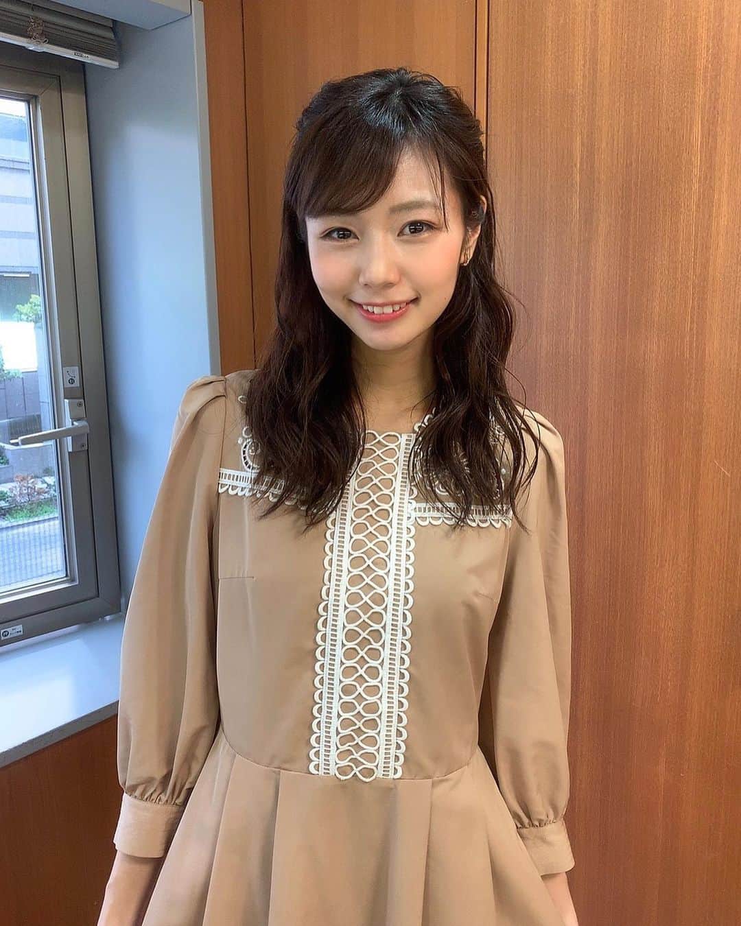 杉浦みずきのインスタグラム：「. 明日はサンデーモーニングです🌞 ステイホーム期間中は、つい生活習慣が乱れてしまいがちですが 明日は早起きして見てくださいね〜😚 朝8時からです！ ・ ・ #サンデーモーニング #tbs #朝早いので #目が腫れている時がよくあります笑 #明日はぱっちり開いていますよーに！」