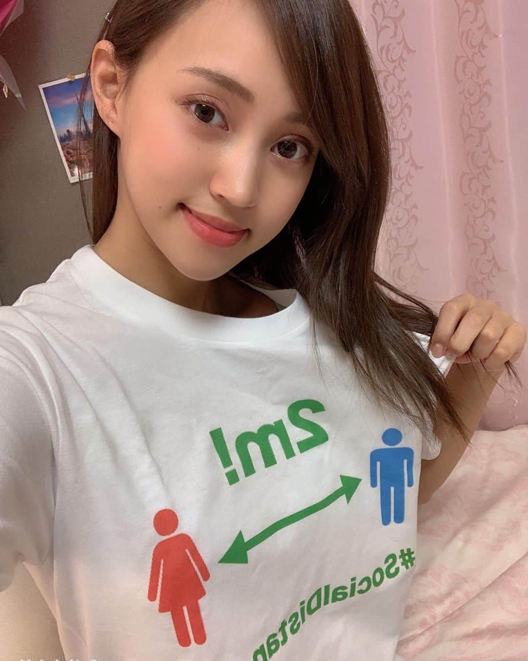 のインスタグラム：「今の時期にぴったりなTシャツ👚 このTシャツのお金は、全部寄付されるのだって、すばらちい...。 皆さんも是非🔥  https://socialdistan.theshop.jp/  #socialdistancing  #ソーシャルディスタンシング  #コロナに負けるな」