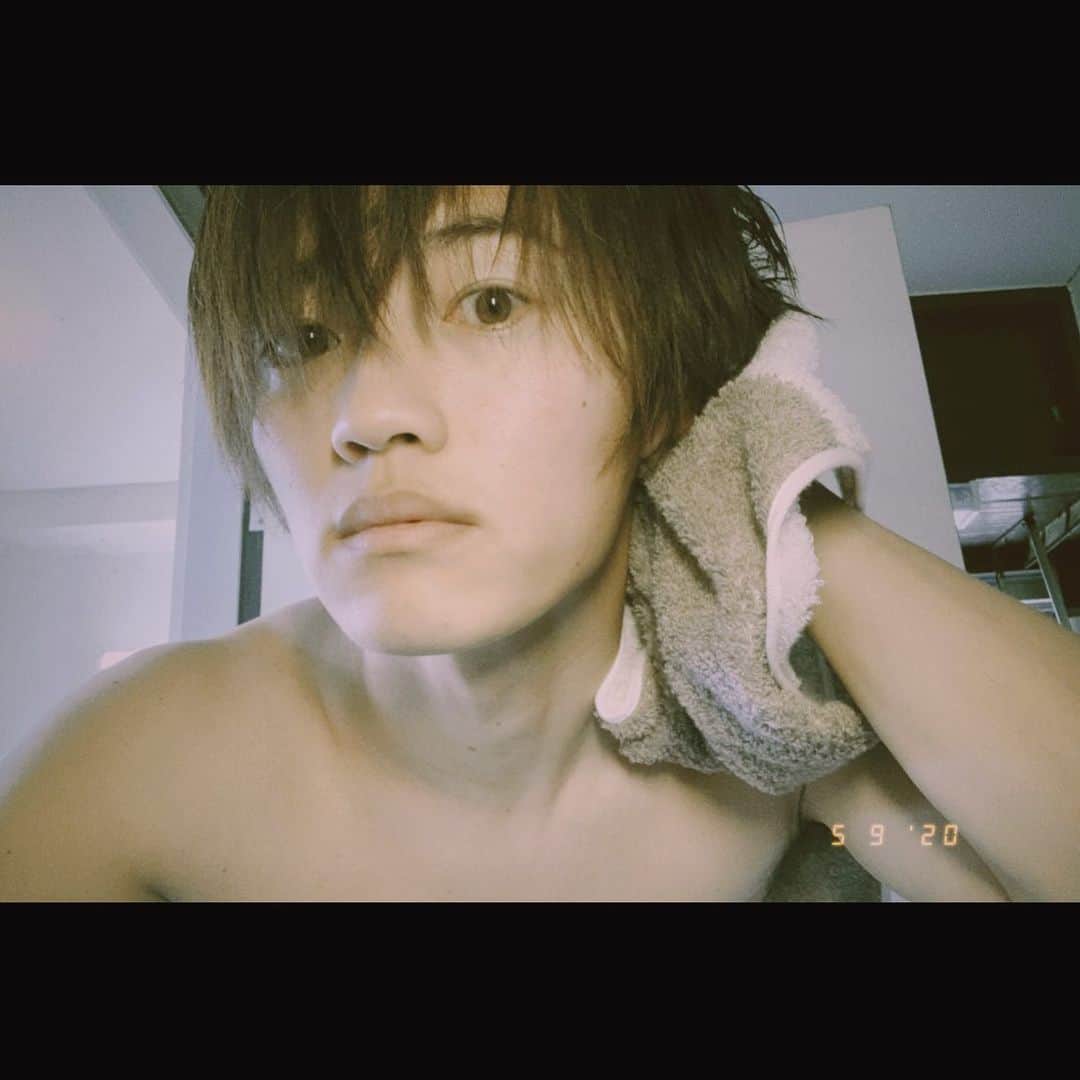 佐伯恵太のインスタグラム：「【またひとつ】 またひとつ、恥ずかしい写真を撮ってしまいました。と言いつつ公開しているわけですから、そんなに恥ずかしくないんでしょうね。 またひとつと言えば、今月は誕生日。33歳になります。会場を借りてのイベントなどは出来ませんが、何か皆さんと一緒に誕生日を思い出に出来ればと思って、色々考えています✨ #俳優 #役者 #写真 #自撮り #風呂上り #演技 #お芝居」