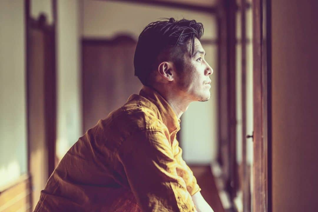 梅川壱ノ介（舞踊家）のインスタグラム：「𝙏𝙝𝙚 𝙣𝙞𝙜𝙝𝙩 𝙞𝙨 𝙡𝙤𝙣𝙜 𝙩𝙝𝙖𝙩 𝙣𝙚𝙫𝙚𝙧 𝙛𝙞𝙣𝙙𝙨 𝙩𝙝𝙚 𝙙𝙖𝙮 ￣￣￣￣￣￣￣￣￣￣￣￣￣￣￣￣￣￣￣￣￣ 明けない夜は決してない  #梅川壱ノ介  #シェイクスピア #舞踊家  Photo by @cotaroishii」
