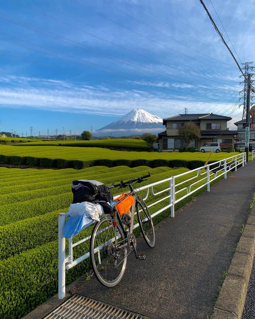 岩澤史文のインスタグラム：「スケボーと服だけ持って自転車で大阪から東京に帰りました笑　しんどかったけど、最高だったぜ✌🏼動画YOUTUBEにアップしたので是非見てください！」