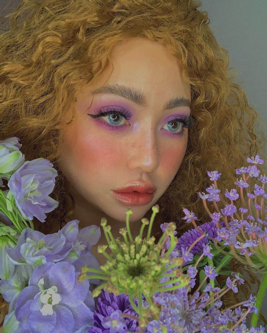 Aiさんのインスタグラム写真 - (AiInstagram)「💜💐✨💐💜 . . お花に合わせてメイクするのかわいいハマりそう💜✴︎ . . #naturalbeauty #purpleflowers #purplemakeup #freckles #frecklesmakeup #kyliecosmetics #nyxcosmetics #toofaced #jeffreestarcosmetics」5月9日 19時46分 - ai_tinker_b