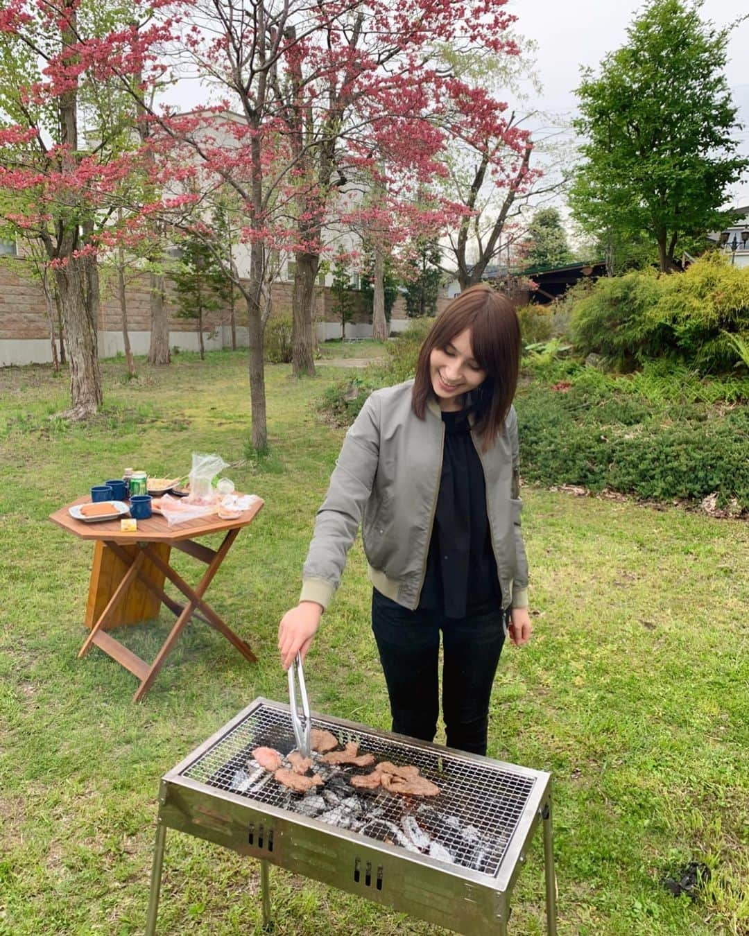 澤田愛美さんのインスタグラム写真 - (澤田愛美Instagram)「. 今年初🤩実家の裏庭でBBQ🍖 ピンクのハナミズキが満開で綺麗🥰 夕暮れも全部美味しいなぁー❣️」5月9日 19時47分 - amy____oxox