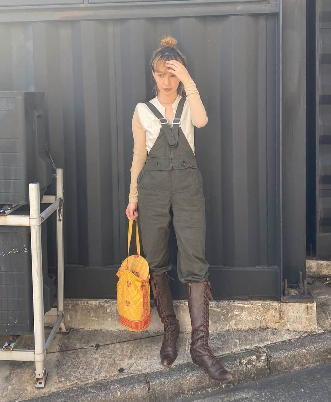 柴田紗希さんのインスタグラム写真 - (柴田紗希Instagram)「my fashion...(画質悪くて投稿し直し失礼します) 【vlog】vintage fashion 見て下さった皆様ありがとうございます♡ 嬉しいお言葉頂きまして良かった〜 あんな感じのvlogも大丈夫だったかな？ またやります☺︎ . 昨日は久しぶりに事務所へ行くお仕事があり自転車で向かったため柴田的自転車スタイル。笑 事務所前で撮ってもらいました。 tops... @malion_vintage  military... @april_vintageclothing  boots... @miumiu (used) bag... @angielala_vintage . 抜け感あるトップスは背中も実はレースで透けているんだ〜(撮るの忘れたまた撮ります) ミリタリーの繋ぎはなかなか見ない型の軍物でずきゅん レースアップブーツを合わせて自転車スタイルを意識しました！ 今身につけたいカラーno.1な、黄色いバックは30s〜40sなフランスvintageです🇫🇷 #vintagefashion #古着 #しば服」5月9日 19時50分 - shibasaaki