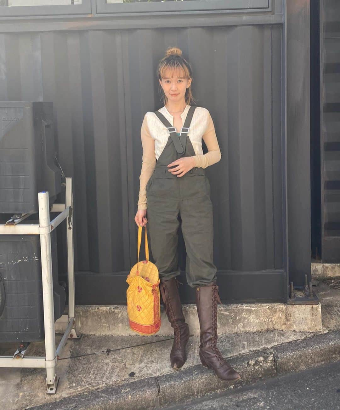 柴田紗希さんのインスタグラム写真 - (柴田紗希Instagram)「my fashion...(画質悪くて投稿し直し失礼します) 【vlog】vintage fashion 見て下さった皆様ありがとうございます♡ 嬉しいお言葉頂きまして良かった〜 あんな感じのvlogも大丈夫だったかな？ またやります☺︎ . 昨日は久しぶりに事務所へ行くお仕事があり自転車で向かったため柴田的自転車スタイル。笑 事務所前で撮ってもらいました。 tops... @malion_vintage  military... @april_vintageclothing  boots... @miumiu (used) bag... @angielala_vintage . 抜け感あるトップスは背中も実はレースで透けているんだ〜(撮るの忘れたまた撮ります) ミリタリーの繋ぎはなかなか見ない型の軍物でずきゅん レースアップブーツを合わせて自転車スタイルを意識しました！ 今身につけたいカラーno.1な、黄色いバックは30s〜40sなフランスvintageです🇫🇷 #vintagefashion #古着 #しば服」5月9日 19時50分 - shibasaaki