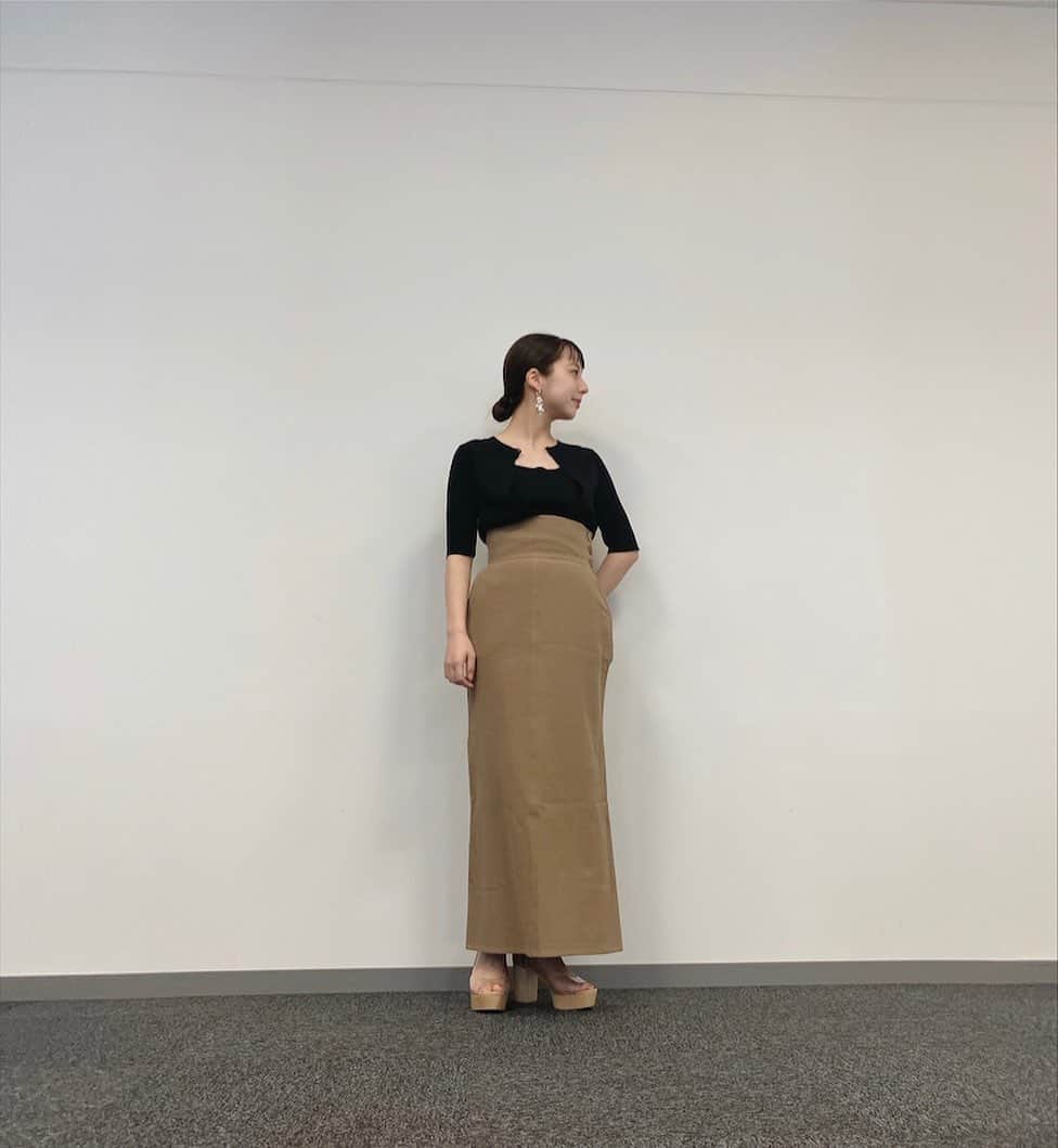 LAGUNAMOONさんのインスタグラム写真 - (LAGUNAMOONInstagram)「【PICKUP STYLING】 〈梅田大丸〉TSUJINAKA（@lagunamoon_mio） ハイウエストボタンマキシスカート  price...13,000(+tax) color...KHK/WHT/ORG size...S/M (スタッフ身長150cm Sサイズ着用)  広幅のウエストベルトがポイントのマキシスカート。 風合いのあるヘリンボーン組織を使用し、表面感の出た素材を使用しています。 タイトから裾にかけてフレアーになるシルエットが体のラインを綺麗に見せ、スタイルアップ効果のあるアイテムです。  ___________________________________________________ LAGUNAMOON全国店舗のLINEアカウントが出来ました！ @lagunamoon_shop TOPのハイライト「LINE」よりお好きな店舗を追加出来ます！ _____________ プロフィールのURLよりご覧下さい。 #LAGUNAMOON #LAGUNAMOON_SHOP」5月9日 20時01分 - lagunamoon_shop