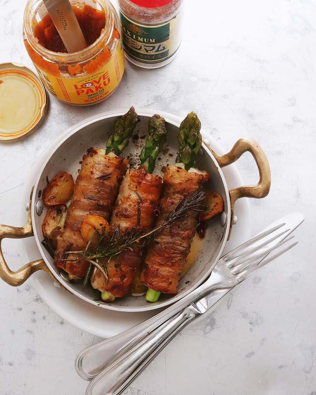 樋口正樹さんのインスタグラム写真 - (樋口正樹Instagram)「asparagus nikumaki . 今夜はミッチーさん考案、 アスパラちくわ肉ロール！ 👉@mizukudasai . 薄切り豚バラ肉ですけど ちくわで厚みドーピング！ マッチョ肉巻きになって、 満足度の高いおつまみに！ . 今回は下味にマキシマム、 ニンニク、鷹の爪などで、 仕上げにちょいラブパク。 パンチのあるアレンジで。 👍@lovepakcheesauce . . #ちくわレシピ #アスパラちくわ肉ロール #アスパラの肉巻き #アスパラ肉巻き #肉巻き #飽きない美味しさ #ラブパク #ラブパク食堂 #エスニック #万能調味料 #新定番 #相性抜群 #絶対美味しいやつ #おうち時間 #おうちごはん #lovepaku #lovepakcheesauce」5月9日 20時07分 - higuccini