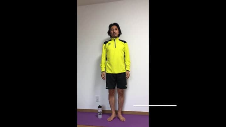橋本英郎のインスタグラム：「【おうち簡単トレーニング】ヨガシリーズ  本日は3日トレーニングしたので、2日ブレイク。  1日目は、木のポーズ。 ポイントは、 ・手を上に高く上げる（手を合わせる） ・足はバランスを取れる高さまで上げる ・支える足は地面を感じる ・支えの足のお尻に力を入れる ・呼吸を深く続ける  回数は、木のポーズが出来たところから  深い呼吸を5回程度  それを左右1回ずつ。  無理せずゆっくりゆったりチャレンジしてね。 ． いいおうち時間をお過ごし下さい。 ． ． ．  #おうちでトレーニング  #簡単トレーニング  #fc今治  #橋本英郎  #umbro  #2週間  #毎日トレーニング  #家トレ  #いまできること  #ヨガポーズ」