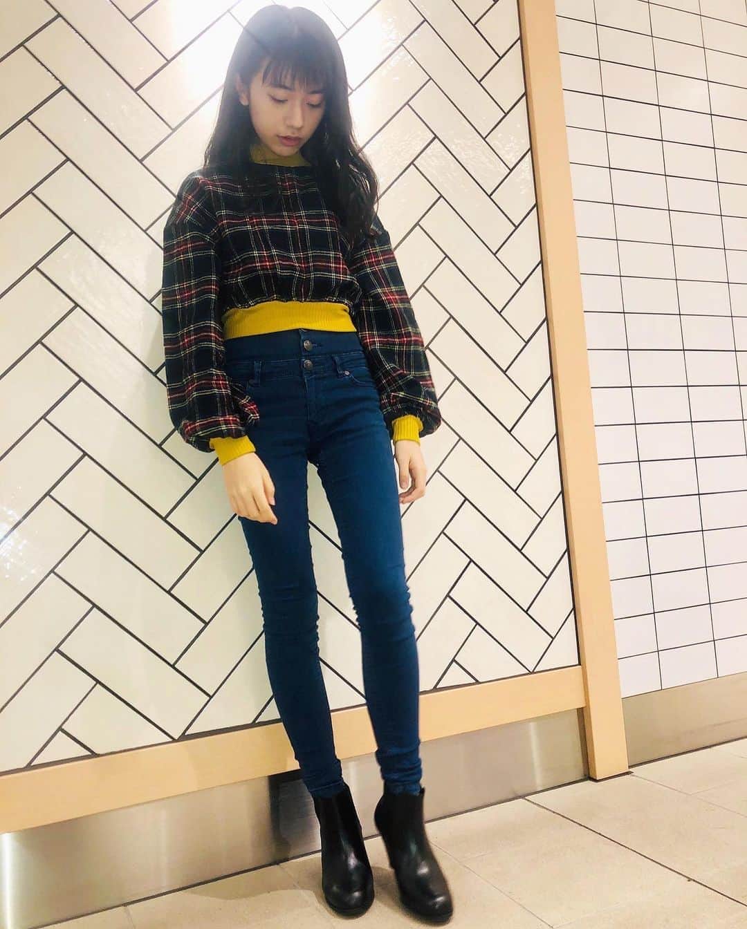 石井萌々果のインスタグラム：「母とモカちゃんの好物の苺を買いに🍓 明日から暑い日が続くので、皆さん体調に気を付けて下さい‼︎」
