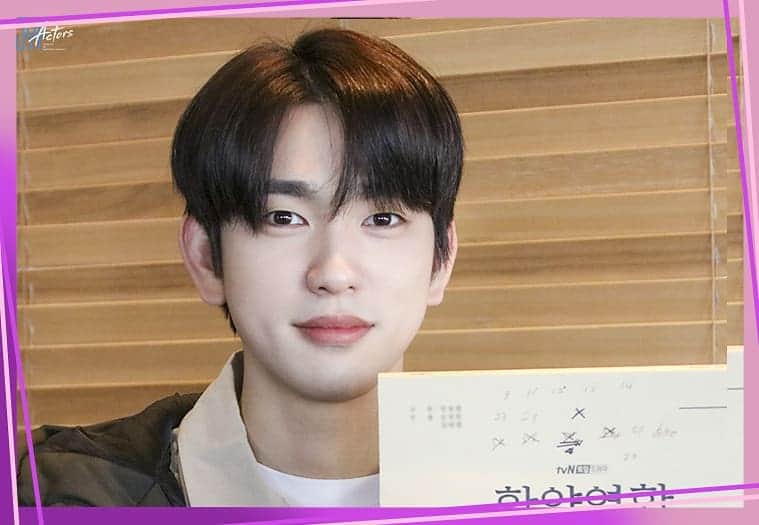 ジェイワイピーアクターズオフィシャルのインスタグラム：「박진영(GOT7) 배우의 <화양연화> 네이버 포스트 오픈😘 오늘(9일) 저녁 9시도 잊지 말고 만나요🪀 ⠀ #JYP #JYPACTORS #ParkJinYoung #박진영 #화양연화」