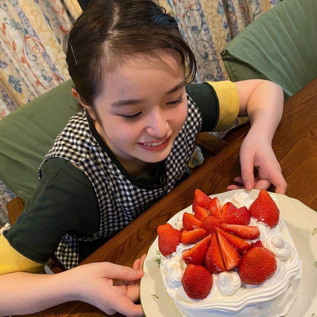 豊嶋花さんのインスタグラム写真 - (豊嶋花Instagram)「・ ケーキを作りました！！🍰 ちょっと不格好になっちゃったけど、とっても美味しかった😋 ・ ずっと家にいたラプンツェルは、絵を描いたり お菓子を作ったり、、 なんかそろそろお友達になれそうな気がしてきました☺️(なれません) ・ #お菓子作り #ケーキ作り #ショートケーキ #ケーキ #ラプンツェル  #しっかり #自粛 してますよ #豊嶋花」5月9日 20時32分 - hanatoyoshima_official