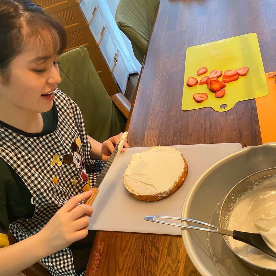 豊嶋花さんのインスタグラム写真 - (豊嶋花Instagram)「・ ケーキを作りました！！🍰 ちょっと不格好になっちゃったけど、とっても美味しかった😋 ・ ずっと家にいたラプンツェルは、絵を描いたり お菓子を作ったり、、 なんかそろそろお友達になれそうな気がしてきました☺️(なれません) ・ #お菓子作り #ケーキ作り #ショートケーキ #ケーキ #ラプンツェル  #しっかり #自粛 してますよ #豊嶋花」5月9日 20時32分 - hanatoyoshima_official