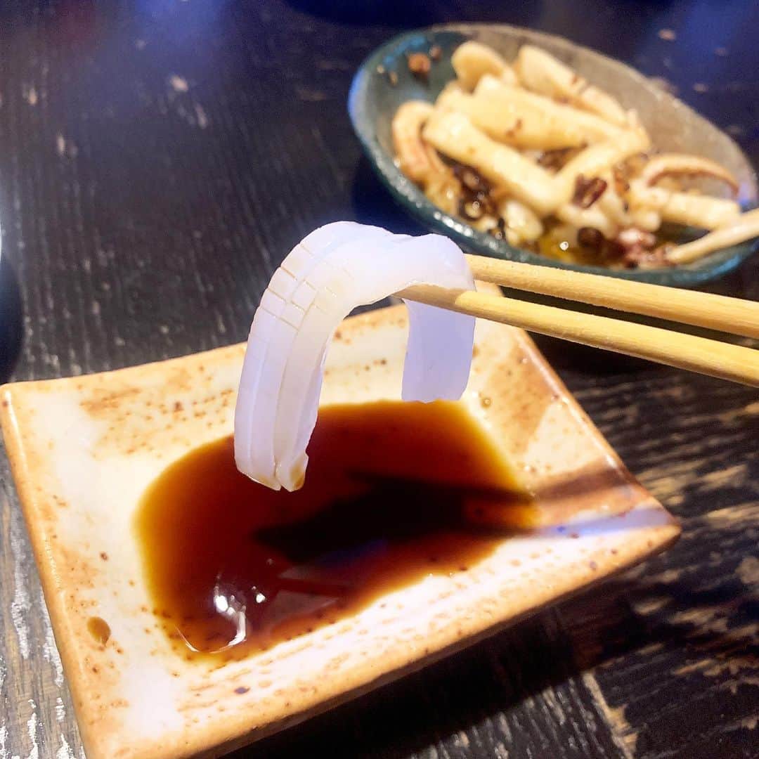 野村良平さんのインスタグラム写真 - (野村良平Instagram)「イカを捌いて刺身にしたりゲソを焼いたりサタデーナイトフィーバーしたりしてるよ！」5月9日 20時26分 - nomura_ryohei