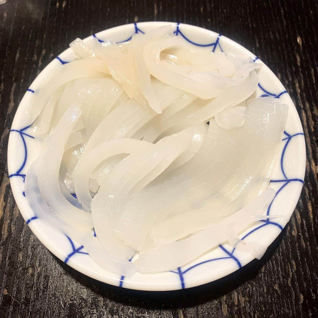 野村良平さんのインスタグラム写真 - (野村良平Instagram)「イカを捌いて刺身にしたりゲソを焼いたりサタデーナイトフィーバーしたりしてるよ！」5月9日 20時26分 - nomura_ryohei