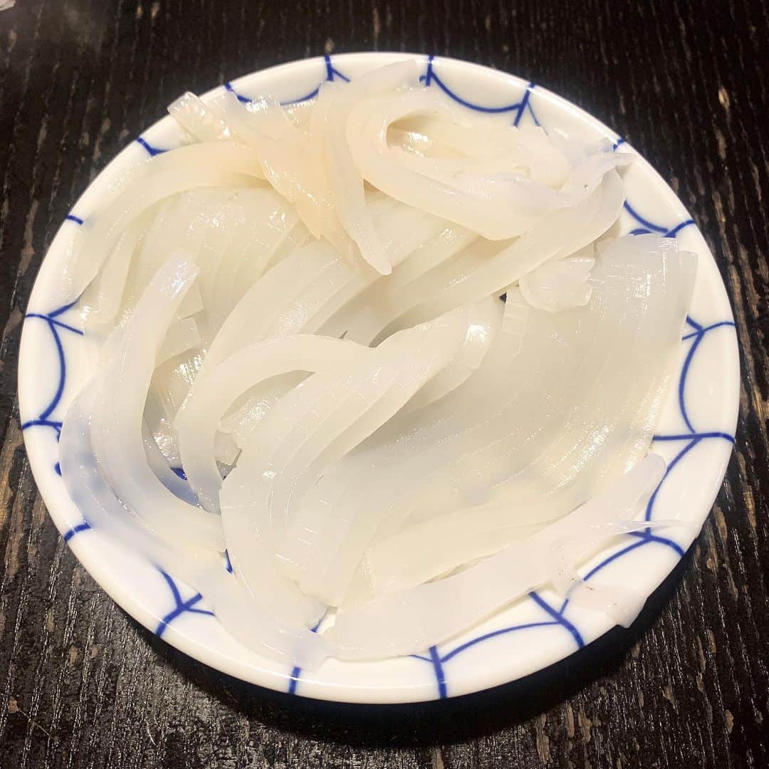 野村良平のインスタグラム：「イカを捌いて刺身にしたりゲソを焼いたりサタデーナイトフィーバーしたりしてるよ！」