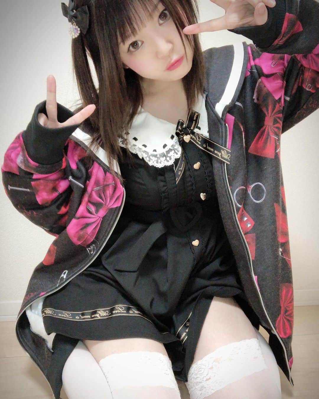 音羽莉夢のインスタグラム：「こんばんわ(*ơᴗơ) 莉夢の好きな組み合わせ 🎀LIZ LISA×TRAVAS TOKYO🧸  #童顔ロリ巨乳 #合法ロリ #ロリコンホイホイ #撮影会モデル #音羽莉夢 #アミックエンターテインメント  #グラドル自画撮り部 #グラドル #ツインテール #リズリサ #lizlisa #travastokyo」