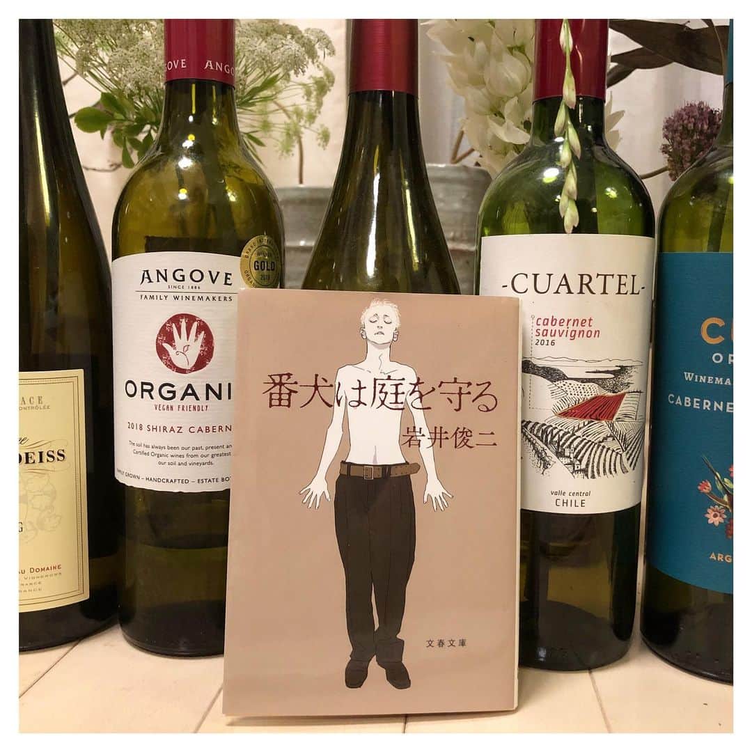 のインスタグラム：「📚 #7daysbookcoverchallenge  #bookcoverchallenge  DAY FIVE. “番犬は庭を守る”岩井俊二  近年読んだ中で一番面白いと思った小説。読んでる最中ずっと、想像力の豊かさに、呆然とする。そして読み終わった時の、衝撃。  岩井さんの作品は映画もそうだけど、その制限のないイマジネーションに、とにかく圧倒されてしまう。海のような、宇宙のような、果てしない世界観…凄い、の一言。  読んだ後、面白すぎて本当は誰にも教えたくなかったから、近しい友人達にだけオススメしていた。けど、誰かとこの本の素晴らしさを共有したいから、大きな声で言います、お　も　し　ろ　い　で　す！！！！！ . . “A watchdog protects a garden” by Shunji Iwai.  This is the most interesting novel I've read in recent years.  The author is also a very famous movie director in Japan, and his imagination  is always unbelievably huge and fantastic. He is so talented wether it’s a movie or novel.  I’ve been recommending this novel to my friends because I wanna share this feeling, so I hope someone will read this amazing novel too.」