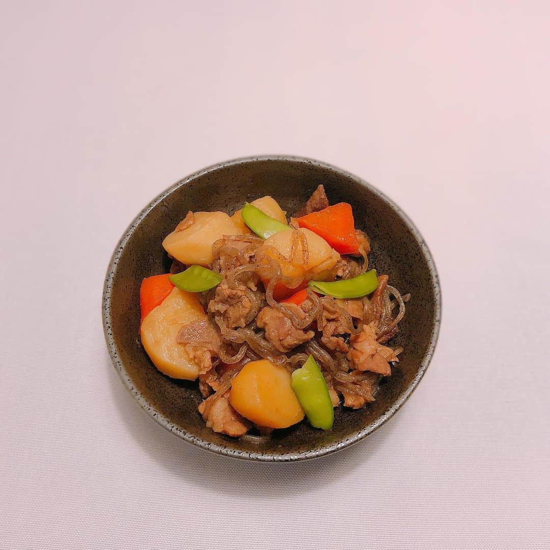松本翔さんのインスタグラム写真 - (松本翔Instagram)「和食だなぁ🌸﻿ ﻿ #松本食堂 ♦︎肉じゃが定食 ﻿ ﻿ ♢肉じゃが 最近ちょっとした噂の肉じゃが。﻿ 出汁を使わず、野菜の水分と少し甘めな味付けで、﻿ 煮汁が少ない染みた状態の肉じゃがが松本食堂です😏 すごく親切な隅田精肉店さん @sumida_kochi 🥩 ここで買った豚肉を使ったら、﻿、、、 急にレベルアップしちゃって感動レベルの美味しさ。。﻿ 何より精肉店のイメージが覆る人柄の優しさだった。。 今日もありがとうございました🙇‍♂️﻿ ﻿ ﻿ ♢お味噌汁﻿ こずえさん @__atelier.tsumugi__ の投稿を見た時に。。 ずっとやろうと思ってて....﻿必要なのはいりこ、、。 あ。持ってるの煮干しだった。。。﻿でも、 調べたら関東と関西の呼び方の違いっぽいのでセーフかな。﻿ やっぱり和定食に、お味噌汁って日本人だなぁ💐﻿ ﻿ ﻿ ♢福神漬け﻿ これも噂を超えた噂の福神漬け。﻿ 大根だけで、味付けも本当に特に特別なものもなくて、﻿ 色々調べて、理想に近づけた甘めの子どもも大好きなやつ。﻿ このレシピは、、、coming soon😜 お楽しみに！﻿ ......僕は福神漬けそんなに好きじゃないけどね笑﻿ ﻿ ﻿ ♢粒あん﻿ デザートに粒あんを。このまま粒あんを食べて欲しい。﻿ 甜菜糖で甘すぎず、塩気を利かせ、粒感残しめの自分仕様✨﻿ ね、どら焼きの日に産まれたらそりゃ自然とあんこ好きだよね。﻿ ﻿ ﻿ 料理は上手い下手とかでも 誰かと比べるでもなく﻿ 一人で食べるご飯も 誰かに作ってあげるご飯も みんなで食卓を囲んで食べるご飯も全部好き。  美味しいの共有は心からの栄養を何倍も吸収するってさ☺️﻿ ﻿ #肉じゃが #お味噌汁 #福神漬け #粒あん #あんこ #和食 #和定食 #夜ごはん #おうちごはん #家庭料理 #自炊 #男子ごはん #アスリートフードマイスター #高知 #隅田精肉店」5月9日 20時35分 - matsumotosho444