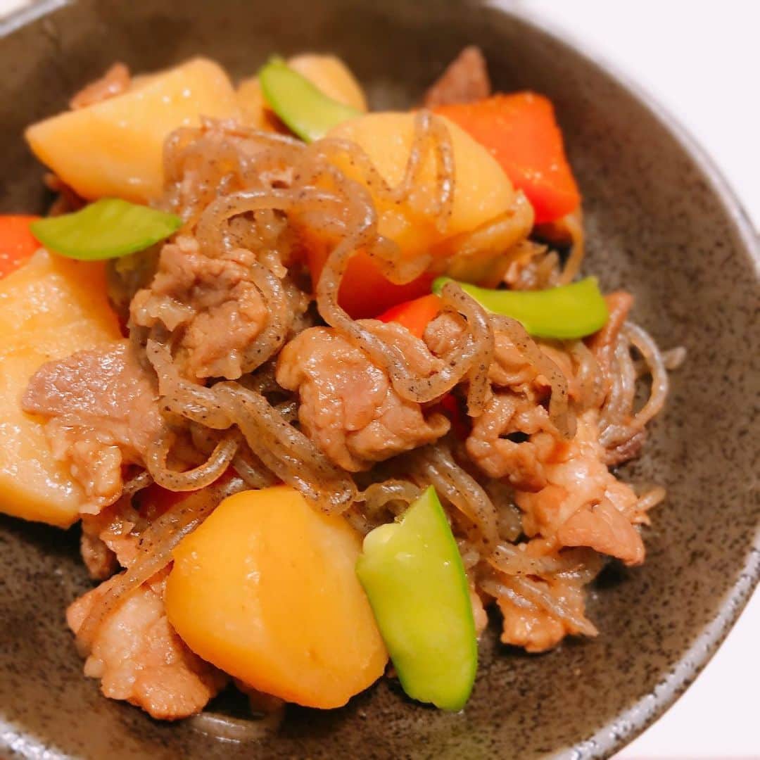 松本翔さんのインスタグラム写真 - (松本翔Instagram)「和食だなぁ🌸﻿ ﻿ #松本食堂 ♦︎肉じゃが定食 ﻿ ﻿ ♢肉じゃが 最近ちょっとした噂の肉じゃが。﻿ 出汁を使わず、野菜の水分と少し甘めな味付けで、﻿ 煮汁が少ない染みた状態の肉じゃがが松本食堂です😏 すごく親切な隅田精肉店さん @sumida_kochi 🥩 ここで買った豚肉を使ったら、﻿、、、 急にレベルアップしちゃって感動レベルの美味しさ。。﻿ 何より精肉店のイメージが覆る人柄の優しさだった。。 今日もありがとうございました🙇‍♂️﻿ ﻿ ﻿ ♢お味噌汁﻿ こずえさん @__atelier.tsumugi__ の投稿を見た時に。。 ずっとやろうと思ってて....﻿必要なのはいりこ、、。 あ。持ってるの煮干しだった。。。﻿でも、 調べたら関東と関西の呼び方の違いっぽいのでセーフかな。﻿ やっぱり和定食に、お味噌汁って日本人だなぁ💐﻿ ﻿ ﻿ ♢福神漬け﻿ これも噂を超えた噂の福神漬け。﻿ 大根だけで、味付けも本当に特に特別なものもなくて、﻿ 色々調べて、理想に近づけた甘めの子どもも大好きなやつ。﻿ このレシピは、、、coming soon😜 お楽しみに！﻿ ......僕は福神漬けそんなに好きじゃないけどね笑﻿ ﻿ ﻿ ♢粒あん﻿ デザートに粒あんを。このまま粒あんを食べて欲しい。﻿ 甜菜糖で甘すぎず、塩気を利かせ、粒感残しめの自分仕様✨﻿ ね、どら焼きの日に産まれたらそりゃ自然とあんこ好きだよね。﻿ ﻿ ﻿ 料理は上手い下手とかでも 誰かと比べるでもなく﻿ 一人で食べるご飯も 誰かに作ってあげるご飯も みんなで食卓を囲んで食べるご飯も全部好き。  美味しいの共有は心からの栄養を何倍も吸収するってさ☺️﻿ ﻿ #肉じゃが #お味噌汁 #福神漬け #粒あん #あんこ #和食 #和定食 #夜ごはん #おうちごはん #家庭料理 #自炊 #男子ごはん #アスリートフードマイスター #高知 #隅田精肉店」5月9日 20時35分 - matsumotosho444