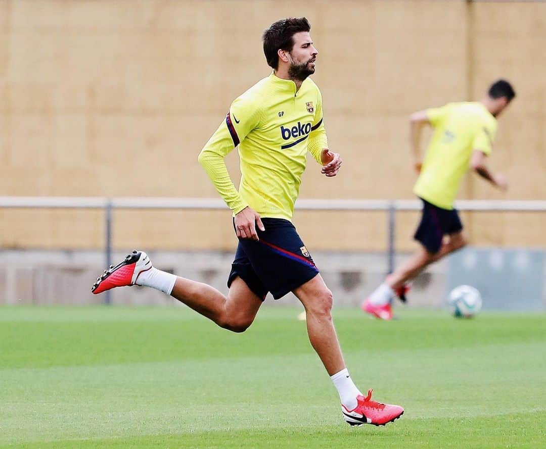 ジェラール・ピケさんのインスタグラム写真 - (ジェラール・ピケInstagram)「Back at it ⚽️」5月9日 20時35分 - 3gerardpique