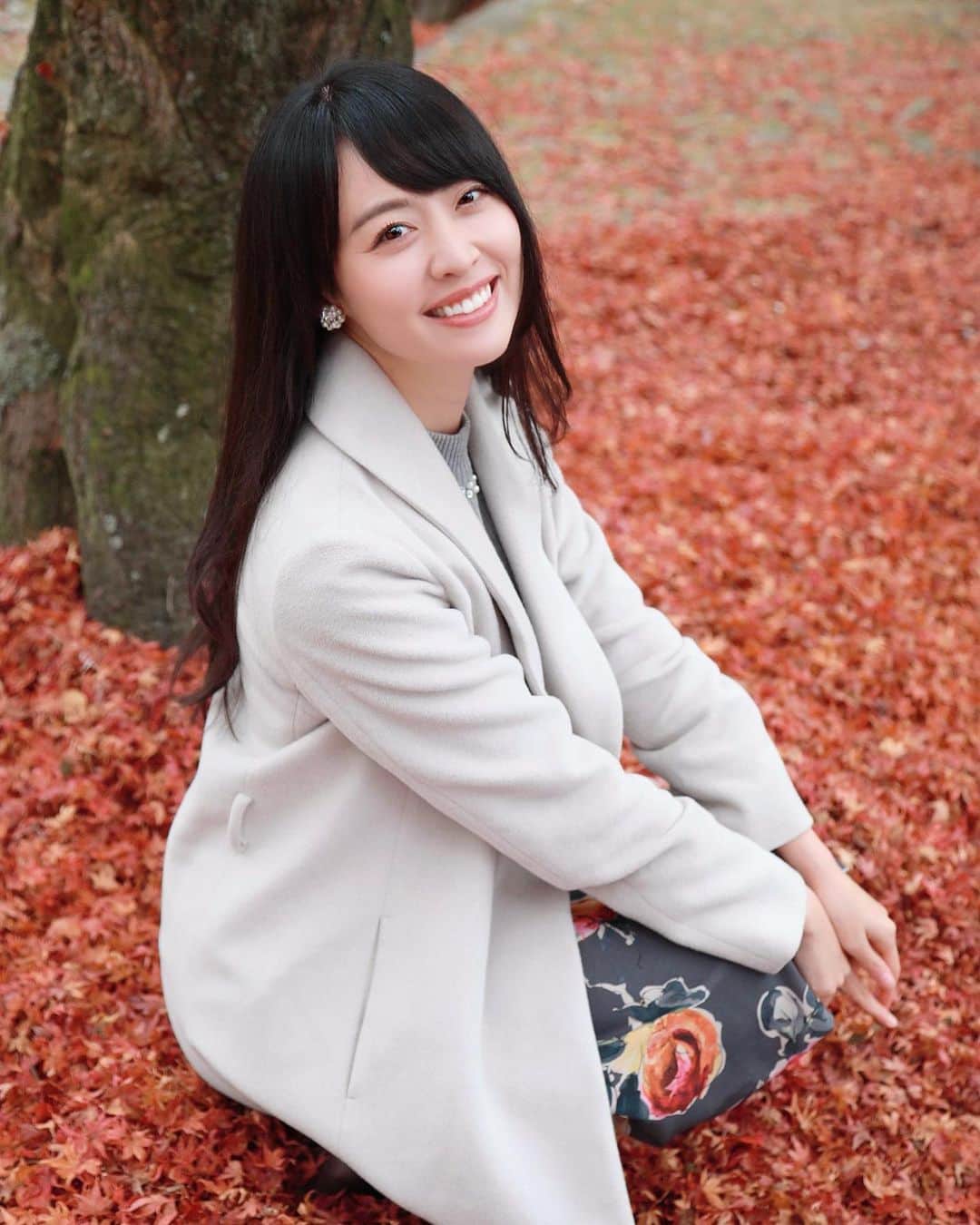 千倉里菜のインスタグラム：「今日もお疲れ様っ🤲🍁 . 寝転がりたくなる完成度な、落ち葉の絨毯☺️🍃 . . * . _ #紅葉 #京都 #ポートレート #portrait #kyoto #kyotojapan #カメラ女子 #camera #cameragirl #落ち葉 #落ち葉の絨毯 #自然 #自然が好き」