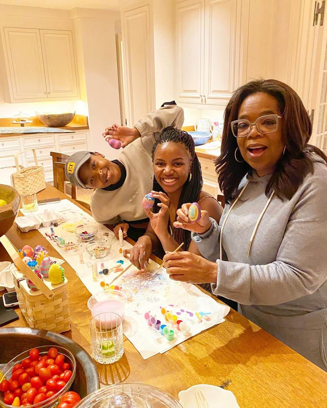 オプラ・ウィンフリーのインスタグラム：「You know it’s a LOCKDOWN when I (!!!) am coloring Easter eggs. Haven’t done this since the third grade. They didn’t arrive in time for Easter and we didn’t want to wait til next year!」