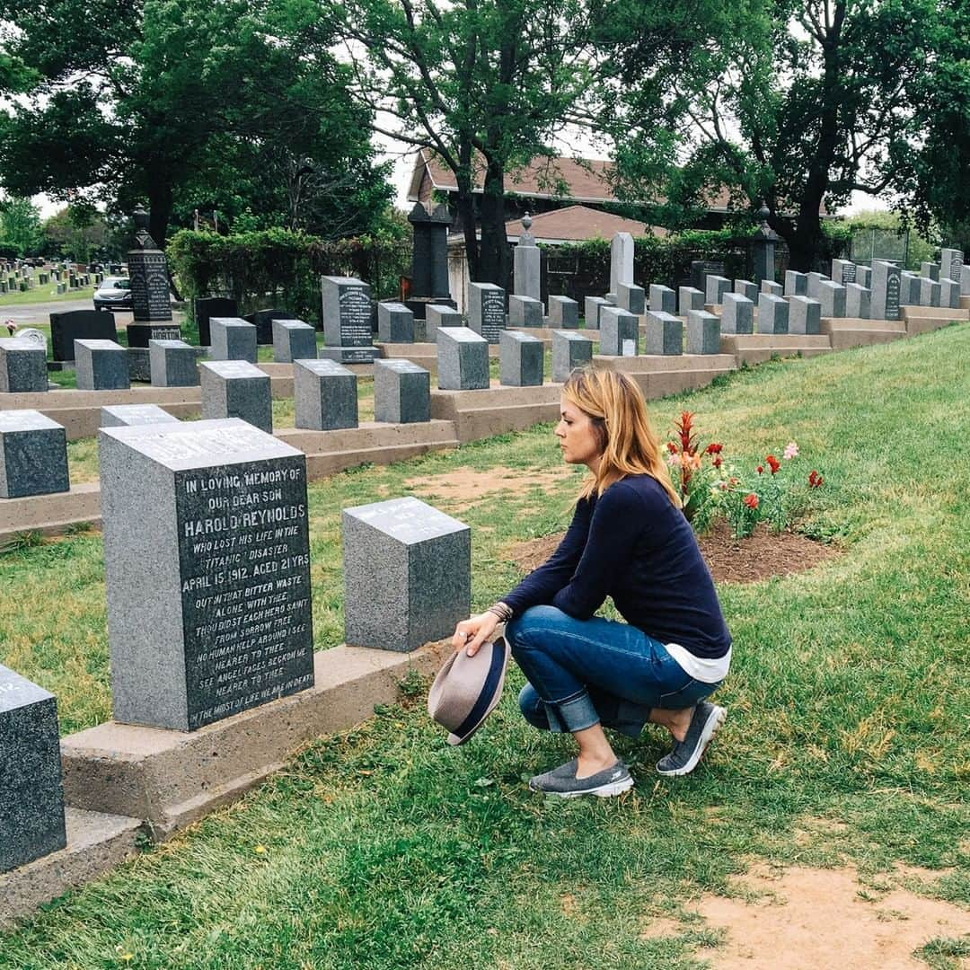 ジュリアナ・デヴァーさんのインスタグラム写真 - (ジュリアナ・デヴァーInstagram)「#TitanicRemembranceDay⁣ ⁣ No visit of Titanic sites is truly complete without heading to Halifax, Nova Scotia.⁣ ⁣ Paying my respects to those souls that perished was an important and very visceral part of my Titanic journey (watch my stories for a throwback video of @rachelleahcohen and I first pulling into town).⁣ ⁣ There are three places you need to see here:⁣ -The Maritime Museum of the Atlantic (which has artifacts from the ship)⁣ ⁣ -Five Fisherman restaurant which was once a funeral home⁣ ⁣ -Titanic gravesite (Fairview Cemetery - pictured here - is the largest)⁣ ⁣ If the story of Titanic still grips you, you are not alone. It's important that we #neverforget this moment when hubris, naivety, courage, cowardice, extravagance, and providence played out in one decisive night.⁣ ⁣ "𝘗𝘦𝘳𝘩𝘢𝘱𝘴 𝘵𝘩𝘦 𝘮𝘰𝘴𝘵 𝘦𝘯𝘵𝘳𝘦𝘯𝘤𝘩𝘦𝘥 𝘮𝘺𝘵𝘩, 𝘴𝘵𝘪𝘭𝘭, 𝘪𝘴 𝘵𝘩𝘦 𝘣𝘦𝘭𝘪𝘦𝘧 𝘵𝘩𝘢𝘵 𝘵𝘦𝘤𝘩𝘯𝘰𝘭𝘰𝘨𝘪𝘤𝘢𝘭 𝘱𝘳𝘰𝘨𝘳𝘦𝘴𝘴 𝘸𝘪𝘭𝘭 𝘴𝘰𝘭𝘷𝘦 𝘰𝘶𝘳 𝘤𝘶𝘭𝘵𝘶𝘳𝘢𝘭, 𝘴𝘰𝘤𝘪𝘢𝘭 𝘢𝘯𝘥 𝘴𝘱𝘪𝘳𝘪𝘵𝘶𝘢𝘭 𝘱𝘳𝘰𝘣𝘭𝘦𝘮𝘴 - 𝘫𝘶𝘴𝘵 𝘢𝘴 𝘰𝘶𝘳 𝘨𝘳𝘢𝘯𝘥𝘱𝘢𝘳𝘦𝘯𝘵𝘴 𝘢𝘯𝘥 𝘨𝘳𝘦𝘢𝘵-𝘨𝘳𝘦𝘢𝘵 𝘨𝘳𝘢𝘯𝘥𝘱𝘢𝘳𝘦𝘯𝘵𝘴 𝘣𝘦𝘭𝘪𝘦𝘷𝘦𝘥 𝘪𝘯 1912 𝘣𝘦𝘧𝘰𝘳𝘦 𝘵𝘩𝘦 𝘛𝘪𝘵𝘢𝘯𝘪𝘤 𝘸𝘦𝘯𝘵 𝘥𝘰𝘸𝘯." -Wyn Craig Wade⁣ ⁣ Maybe this time we'll learn?⁣ ⁣ More photos from each place in my stories. If you want detailed info on planning your trip there, check my link up in the bio ⬆.⁣ ⁣ 𝗛𝗮𝘃𝗲 𝘆𝗼𝘂 𝗯𝗲𝗲𝗻 𝘁𝗼 𝗛𝗮𝗹𝗶𝗳𝗮𝘅 𝘆𝗲𝘁? It's a powerful place.」4月16日 4時20分 - cleverdeverwherever