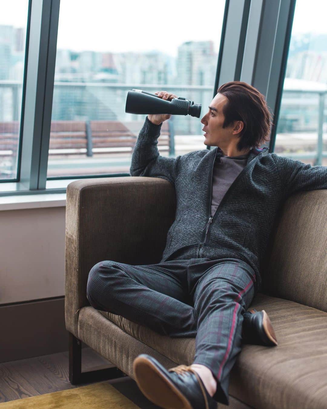 ルーディ・リンのインスタグラム：「Thoughts that make you go Hmmm...... YOU’RE INSIDE looking out a WINDOW seeing STRANGERS in a STRANGE WORLD outside of YOU.  or THE WORLD INSIDE YOU is looking out at a MIRROR seeing a STRANGER looking BACK at THE WORLD INSIDE of YOU.」