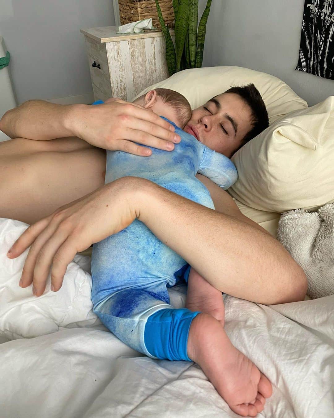 ナッシュ・グリアのインスタグラム：「my alarm clock 😴」