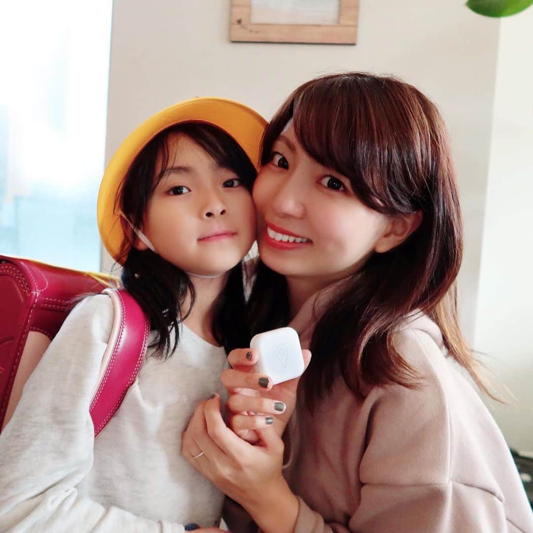 筧沙奈恵さんのインスタグラム写真 - (筧沙奈恵Instagram)「無事入学式を迎えて小学生になった娘👧 ・ GW明けまでは休校ですが、教科書やノートをもらってきて、親子で小学生になった実感が湧いています😌❤️今はせっせと名前つけ中です。 ・ ランドセルの中には、AI みまもりロボットのGPSBoTを入れる予定♪ ・ GPSBoTは端末をランドセルにポンと入れておくだけで子どもの位置情報を把握して、行動パターンを分析・学習して見守りしてくれます✨ ・ ボタンがなく音も鳴らないので、シンプルで子どもの気が散らないのも魅力です👌我が家は、娘に携帯を持たせるまでは、GPSBoTを持たせるつもりです😌 ・ 今回【新型コロナ支援策】ということで、AIみまもりロボットGPS BoTの第一世代を小中学生世帯に無償提供してくださるそう！子どもたちの休校で負担の大きいママへの支援、本当にありがたい😢❤️ ・ 送料と月額料金のみ自己負担となりますが、小学生ママさんにおすすめですよ✨ ・ #GPSBoT #PR #みまもり #みまもりGPS #Bsize #防犯 #小学校入学 #入学準備」4月15日 20時34分 - sanaekakei