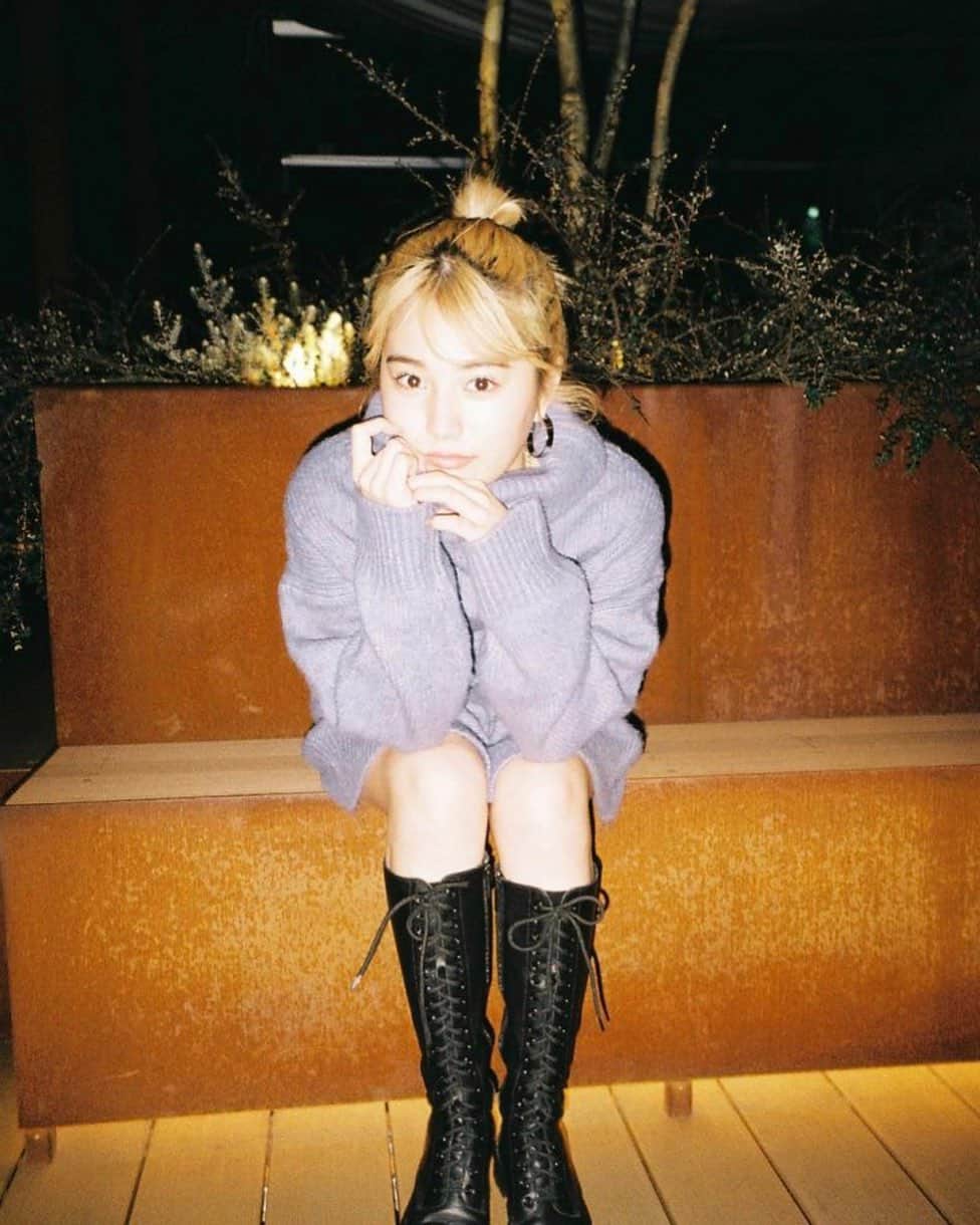 浪花ほのかのインスタグラム：「なんの体制なんだろう(´ε｀；)💭 皆さんはお家時間何してるの〜？」