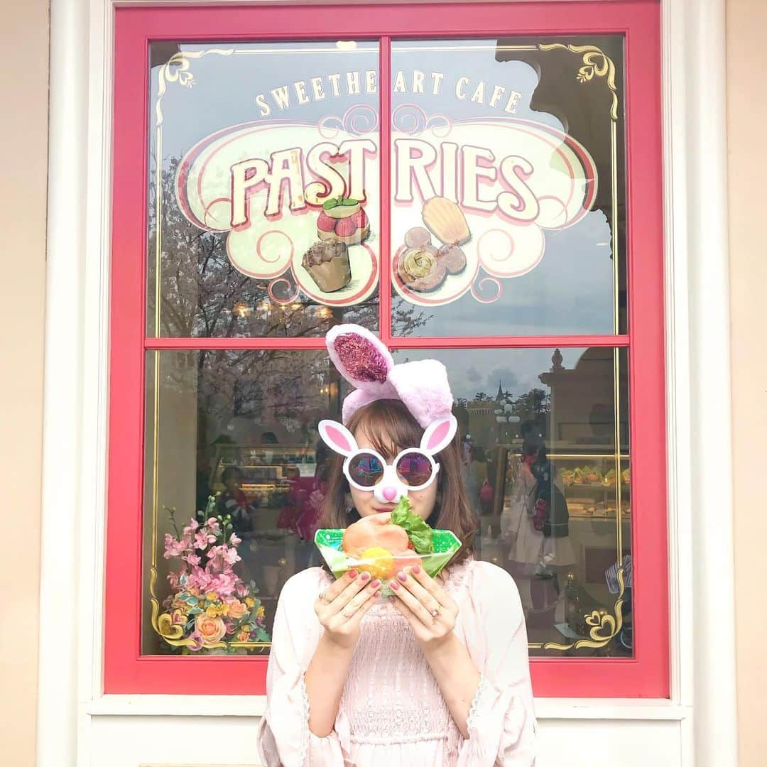 澪花さんのインスタグラム写真 - (澪花Instagram)「. 🎉祝♡#東京ディズニーランド 37周年🎉 . 🗾#tokyodisneyland 📍#スイートハートカフェ . ディズニーランド37周年おめでとう🐭💓 夢と魔法を魅せてくれる世界へ、心から感謝を。 そして早く平和な日常が戻りますように😌 写真は去年のイースターの時のものを🐰♡ . 年パスを買ってディズニーにちょくちょく 遊びに行くようになって、 いろんな友達と会うようになって ほんとに幸せだなあと思うこの頃🧸 . 早く可愛い服着て 友達とインできますように！ . #tokyodisneyresort #disney #ディズニー #37周年 #ディズニーイースター #夢と魔法の王国」4月15日 20時40分 - reicameraaa