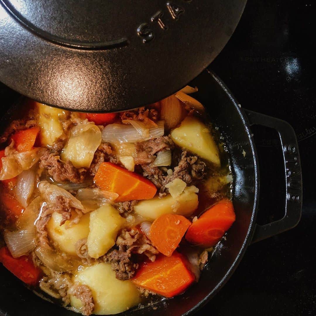 のインスタグラム：「肉じゃが🥔🥕🧅 美味しくできた！たくさん作ったから明日も食べる。  #肉じゃが#おうち時間#おうちごはん#STAUB#ストウブ」