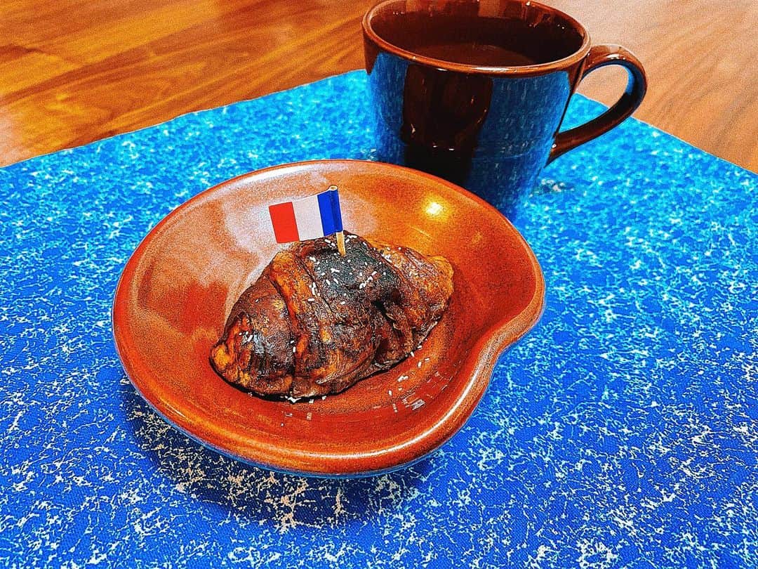 平祐奈さんのインスタグラム写真 - (平祐奈Instagram)「おうちで揚げパン！🥐 愛ちゃんがインスタに上げていた揚げパンを食べたくて… お家にあったミニクロワッサンでやってみた‼︎ ん〜美味しい‼︎😋 私はココナッツオイルで焼いてみたよ。 簡単だからみなさんもぜひやってみてね。 レシピは @harikiri_tairi みてみて☺︎ 器は #タビフク で作った有田焼✨ #平飯 #祐奈の料理日記 #おうち時間 #揚げパン」4月15日 20時43分 - yunataira_official