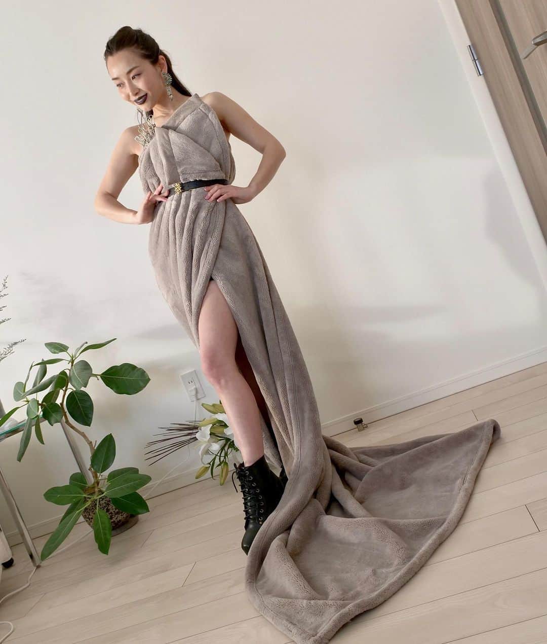 佐々木あさひのインスタグラム：「同じ形には2度とできない、これまさにオートクチュール . プロフィールからファッションショー動画に飛べます🕊  #最後のLOOKは #私の大好きなモフモフ掛け布団 #これ無いと寝れない #洗濯バサミも合わされば立派なブローチになるよ #家で一緒にやってみてね #blanketchallenge #pillowchallenge」
