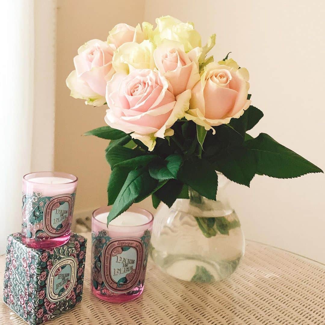 市原佑梨さんのインスタグラム写真 - (市原佑梨Instagram)「緊急事態宣言以来お花屋さんも閉まっていて、ついに我が家のお花もなくなり2日ほど花瓶がオブジェになっていました😭が、 今日スーパーへたまたま普段歩かないルートで行ったらお花屋さん見つけたーーー🥰😍💐. 新たな発見の小さなhappy🌹✨✨ . . . そして後ろのコンセントが生活感😂🔌 #stayhome#myroom#rose#myflowers」4月15日 20時59分 - yuri_ichihara