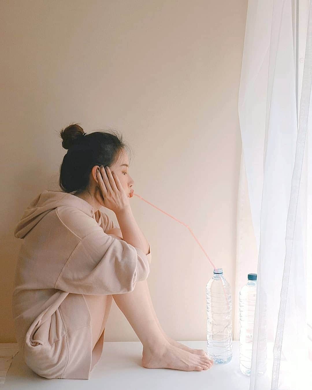 エリッサ・ヤマダのインスタグラム：「Hydrate, hydrate, hydrate. 💦 #HomeELone _ Other than the benefits I've mentioned on the 2nd slide, hydration can also prevent Water Retention which is one of the culprits behind Bloating, and can make your weight fluctuate by as much as 2 to 4 pounds overnight (water weight). . Aku sendiri pernah ngalamin unexplained weight gain over a short period of time (I gained 3kgs in 5 days despite my diet being the same). Waktu itu udah sempet panik karena pas google malah muncul kemungkinan yang aneh2. Luckily, my health-nut brother told me that it could be as simple as #WaterRetention or #FluidRetention in consequence of Dehydration, and he advised me to drink 4.5L of water a day and urinate often for 3 days straight if I wanted to get rid of it asap (actually the balance will be restored anyway, but it will be much faster by doing that). Then voila, I lost 2kgs in 3 days ✌ (now I just drink 3L a day)  Kok lagi ada water weight malah harus minum banyak? Jadi penjelasan ilmiah nya gini 🤓: "It may seem counterintuitive, but your body also tends to store water when you’re dehydrated: If you’re not drinking enough (apalagi kalau banyak mengkonsumsi alkohol dan/atau makanan asin), your salt/water ratio becomes unbalanced and your body will hang on to any extra fluids until the balance is restored." —webmd.com  One last thing (especially for women): drinking lots of water is one of the key strategies for preventing UTI (Urinary Tract Infection) atau infeksi pada saluran kencing/kemih (anyang-anyangan)! So, stay hydrated and urinate often! :) . Tips: Get yourself a bottle that can help you stick to this habit. For me, I prefer the ones with flip-top type of cap because it's more efficient than the screw ones, and it has to be big enough so I won't have to refill it too often (see 3rd slide for reference). . #dirumahaja #quarantinelife」