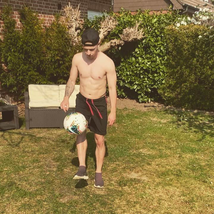 のインスタグラム：「2. Übung für euch!⚽️☀️ 2. exercise for you!⚽️☀️」