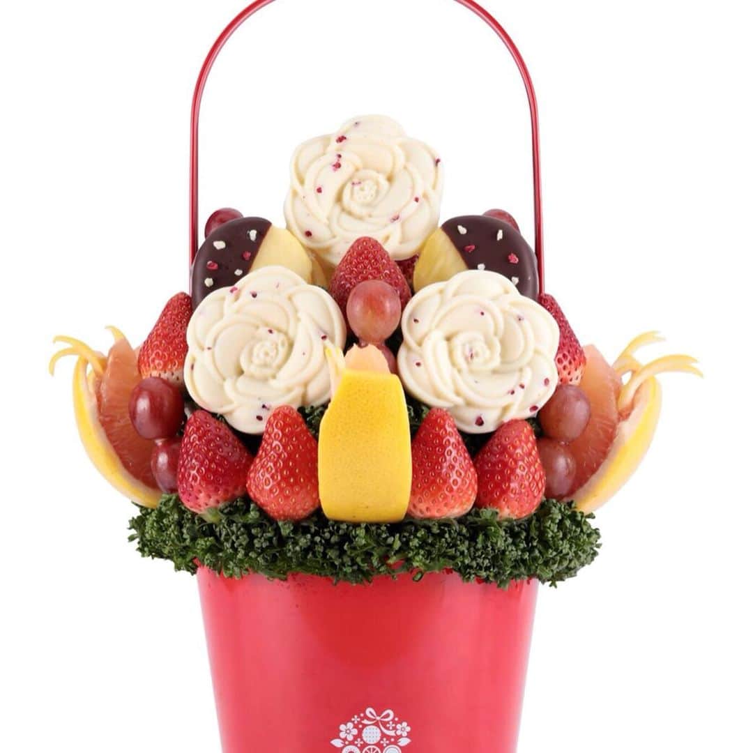 Fruit-bouquets.comさんのインスタグラム写真 - (Fruit-bouquets.comInstagram)「【母の日限定】  Pour toujours(プール トゥジュール) . 上品な花束のような、2020年の新商品です。 . 「Pour toujours」には、フランス語で「いつまでも…」というような意味があります。 「いつまでも 《元気でいてね》」など、プレゼントしたい相手に合わせて様々なメッセージを込めていただける商品です。 . 人気のイチゴ、爽やかなピンクグレープフルーツ、皮ごと食べられるブドウ、そして、チョコレートをディップしたパイナップルをアレンジメント。 フレッシュで甘酸っぱいフルーツの香りも一緒にお届けします。 . バラの形のチョコレートには、フランス産高級ホワイトチョコレートを使用。 白いバラは「永遠の愛」の象徴とも言われます。 大切な方への贈り物におすすめのフルーツブーケです。 . #フルーツブーケ #プレジール #フルーツ #花束  #西千葉 #千葉 #フルーツケーキ #果物  #サプライズ #記念日 #贈り物  #ギフト #フルーツギフト  #サプライズプレゼント #イチゴ #苺 #インスタ映え #インスタ映えスイーツ  #スイーツ #インスタ映えケーキ  #フォトジェニック #母の日のプレゼント #母の日 #母の日ギフト #母の日ケーキ  #母の日フラワーアレンジメント  #母の日プレゼント #母の日💐 #母の日🌹」4月15日 20時58分 - fruitbouquet.japan