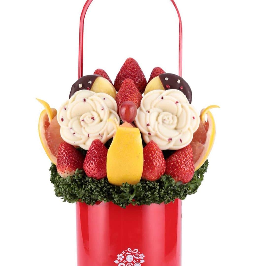 Fruit-bouquets.comさんのインスタグラム写真 - (Fruit-bouquets.comInstagram)「【母の日限定】  Pour toujours(プール トゥジュール) . 上品な花束のような、2020年の新商品です。 . 「Pour toujours」には、フランス語で「いつまでも…」というような意味があります。 「いつまでも 《元気でいてね》」など、プレゼントしたい相手に合わせて様々なメッセージを込めていただける商品です。 . 人気のイチゴ、爽やかなピンクグレープフルーツ、皮ごと食べられるブドウ、そして、チョコレートをディップしたパイナップルをアレンジメント。 フレッシュで甘酸っぱいフルーツの香りも一緒にお届けします。 . バラの形のチョコレートには、フランス産高級ホワイトチョコレートを使用。 白いバラは「永遠の愛」の象徴とも言われます。 大切な方への贈り物におすすめのフルーツブーケです。 . #フルーツブーケ #プレジール #フルーツ #花束  #西千葉 #千葉 #フルーツケーキ #果物  #サプライズ #記念日 #贈り物  #ギフト #フルーツギフト  #サプライズプレゼント #イチゴ #苺 #インスタ映え #インスタ映えスイーツ  #スイーツ #インスタ映えケーキ  #フォトジェニック #母の日のプレゼント #母の日 #母の日ギフト #母の日ケーキ  #母の日フラワーアレンジメント  #母の日プレゼント #母の日💐 #母の日🌹」4月15日 20時58分 - fruitbouquet.japan
