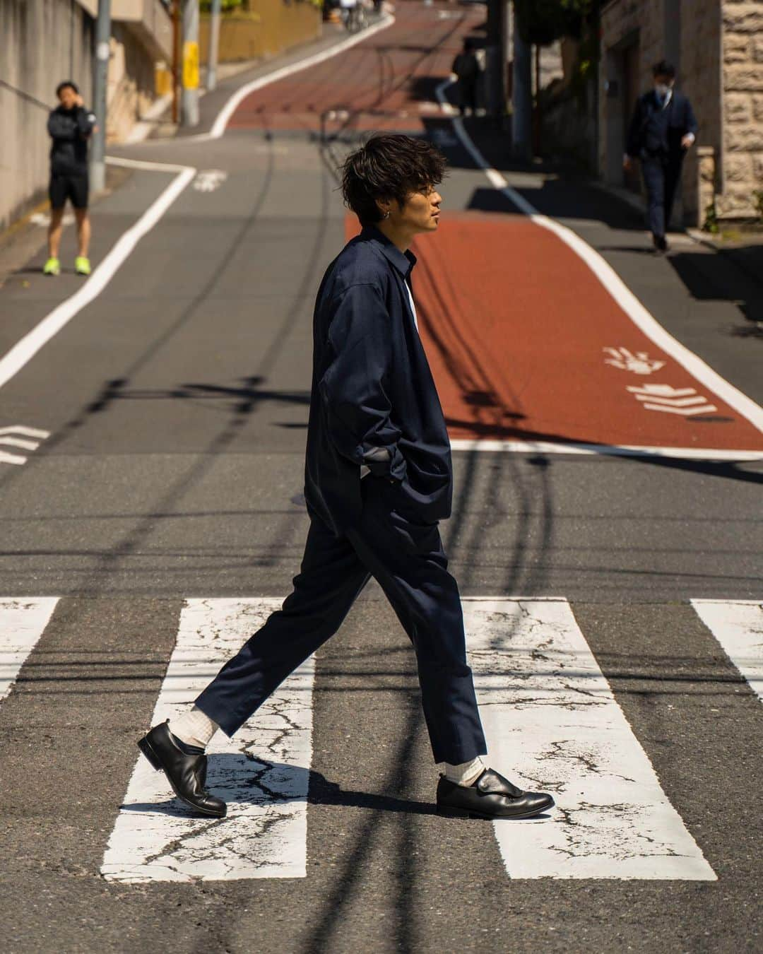 Ryoさんのインスタグラム写真 - (RyoInstagram)「ㅤㅤㅤㅤㅤㅤㅤㅤㅤㅤㅤㅤㅤ 今回着用しているのは @markaware_marka_official の Super 120's Wool Tropical Comfort Fit Shirt Super 120's Wool Tropical Pegtop Easy Trousersㅤㅤㅤㅤㅤㅤㅤㅤㅤㅤㅤ ㅤㅤㅤㅤㅤㅤㅤㅤㅤㅤㅤㅤㅤ シャツは、定番のコンフォートフィットシャツでリラックスしたサイズ感にとろみのあるトロピカルウールで夏場も過ごせそう！ 素肌に着てもすごく気持ちいいです☺️ パンツも同素材のイージーパンツで、 セットアップはもちろんセパレートでも 幅広く使えるアイテム。 168cm/着用サイズ:1 ㅤㅤㅤㅤㅤㅤㅤㅤㅤㅤㅤㅤㅤ #markaware」4月15日 21時07分 - ryo__takashima