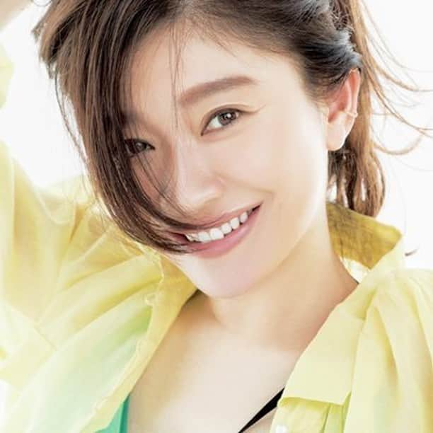 美的 Biteki's official Instagram! さんのインスタグラム写真 - (美的 Biteki's official Instagram! Instagram)「＼スペシャルインタビュー／ 【篠原涼子さんに学ぶ「肌・髪・体」清らかな作り方は？】 ・ 現在好評発売中の 『美的GRAND』2020春号の表紙を務めてくださったのは女優・篠原涼子さん。 ・ ハリのある肌、しなやかに揺れる髪、太陽のような笑顔──。 ・ 篠原涼子さんの美しさは、きっぱりとした内面を物語るように、清潔感にあふれています。 長く女性たちの憧れであり続ける美貌を保つ秘訣について教えていただきました。 素敵なお写真と共に早速確認していきましょう！ ・ （篠原涼子さんのother shotsはスワイプしてチェック→） ・ 「体の中からヘルシーでいること。それが清潔感の秘訣なのかもしれません」 ・ 【FOOD】添加物の少ない食事で、体の中から健康に 口から取り入れるものが体を作るから、毎日使う調味料は添加物の少ないものを選びます。ごはんは炊飯器をふたつ用意して、子供たちは白米、大人は酵素玄米を。そして水！1日3L飲むのが習慣。デトックスになっていると感じます。 ・ 【BODY】トレーニングやヨガ、週4～5回は体を動かしています ずっと続けているヨガに加え、基礎代謝を上げるために昨年11月から筋トレを始めました。ヨガと筋トレをバランス良く、週に4〜5回は体を動かしますね。体型キープの意味もありますが、何より、エネルギッシュに過ごすことが目標です。 ・ 【SKIN CARE】年を重ねても、肌をいい感じに保つことは大きなテーマです 年を重ねるといろいろな変化が訪れますが、やっぱり、肌をずっといい状態に保っていたいという気持ちは大きいです。毛穴もなくしたいしハリも出したい、赤ら顔になりやすいのもなんとかしたい。日々の丁寧なスキンケアを意識しています。 ・ 【HAIR】トリートメント後のブラッシングで、髪に栄養を行き渡らせます 撮影ではプロにスタイリングしていただくので艶が出ますが、普段は毛先のダメージが気になっています。最近、お風呂で使うブラシを手に入れて。トリートメントをなじませた後にブラシでとかすと髪1本1本に行き渡り、仕上がりがつるんとするんです。 ・ 篠原涼子さん、ありがとうございました！ ・ Profile 200217-0668 女優。1973年、群馬県生まれ。映画化もされた大人気TVドラマシリーズ『アンフェア』『ハケンの品格』などで主演し、絶大な支持を集める。映画や舞台でも活躍。13年ぶりに復活した『ハケンの品格』（日本テレビ）が近日放送予定、主役の大前春子を演じる。 ・ #女子力アップ #美意識 #コスメ好き #美肌 #instabeauty #bitekicom #コスメ #コスメ好きさんと繋がりたい #メイク #メイク好きさんと繋がりたい #美容 #美的 #美的メイク #メイク好き #コスメオタク #女子力向上委員会 #美容好きな人と繋がりたい #コスメマニア #メイク好きな人と繋がりたい #おしゃれさんと繋がりたい #メイクアップ #コスメ垢 #コスメ大好き #コスメ好きな人と繋がりたい #コスメ部 #スキンケア #美容好きさんと繋がりたい #美容垢さんと繋がりたい #ナチュラルメイク #ツヤ肌」4月15日 21時00分 - bitekicom
