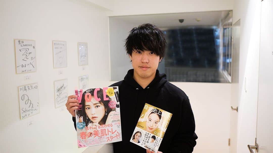 美容整体師川島さん。のインスタグラム：「またまた雑誌に掲載されました。 今回はVoCEさんです。それと一緒に2月末に出版された本です笑 オススメは、２冊目の出版した本は42Pのエラマッサージ💀 あんまり公開したくなかったけど、 売り上げよりももっとみんなに効果のあるものを知って欲しかったから 出しました! . もっと自宅で小顔に。 もっと整形無しで小顔に。 . もっと可愛く、もっとカッコよく。 . 今、家にいる人が多いと思います。 僕らも東京店のオープンを延期にしましたが、 だからこそinstagramやYoutubeでどんどん発信します！ . 自宅でできる運動や、 自宅でできるマッサージなど 最高な動画を準備してるので、 みんな楽しみに待ってて！ . #整体Filament #川島悠希 #整体 #マッサージ #トレーニング #ダイエット #家でまったり #stayhome #withme」