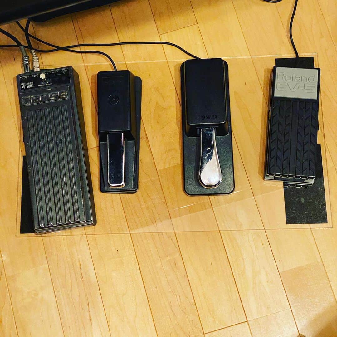 ただすけのインスタグラム：「よーく見るとアクリル板の上にペダルが乗っています。 乗るペダルは変わりますが、DIYでキーボードの足回りを一枚にして持ち歩こうかと実験中。」
