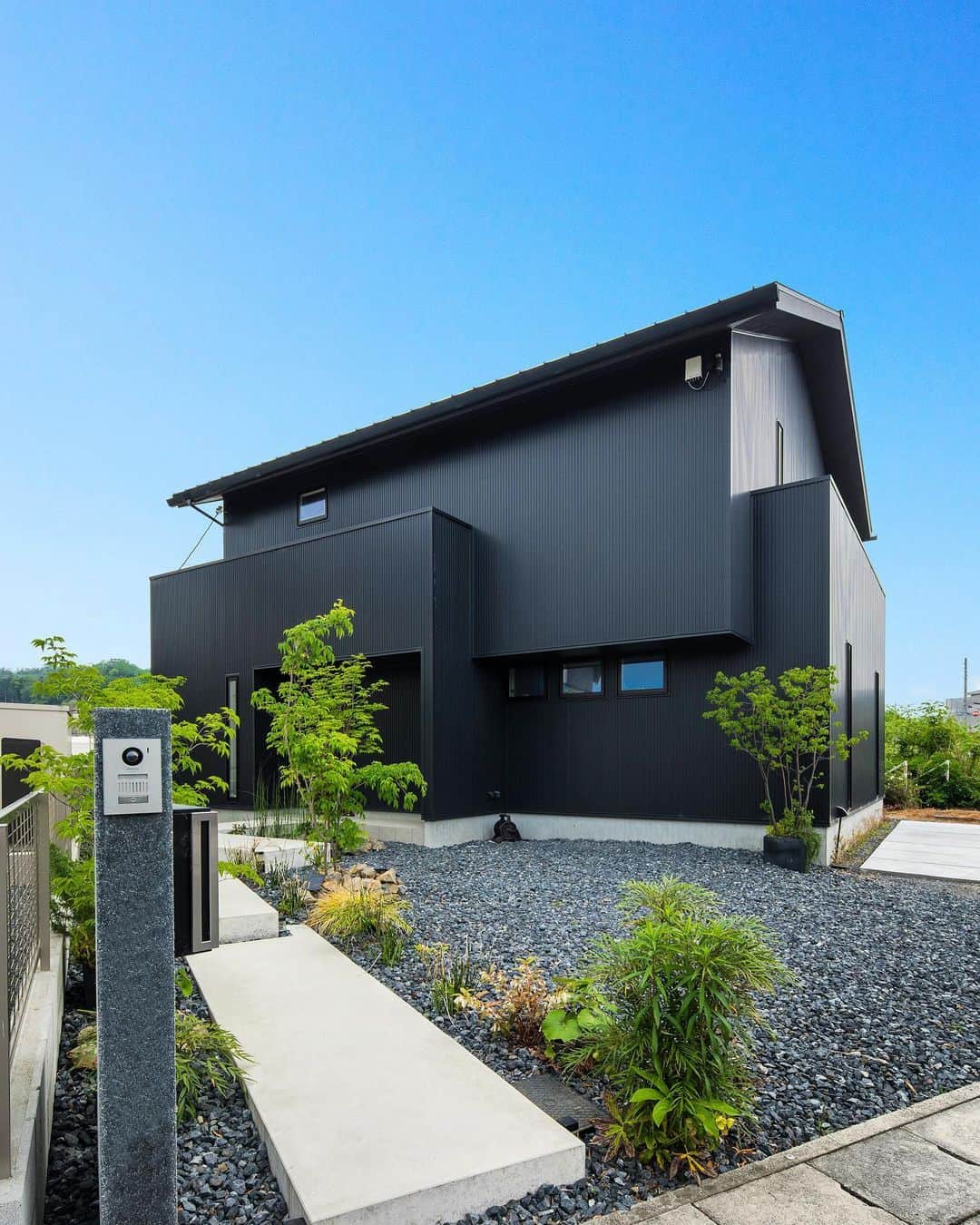ルポハウス一級建築士事務所さんのインスタグラム写真 - (ルポハウス一級建築士事務所Instagram)「・ ・ ・ 切妻屋根に黒のガルバリウムの重厚感ある組み合わせ。 ・ 玄関に四角のボリュームをつける事で、リズミカルに立体的な外観デザインになりました。 ・ ・ ・ ルポハウスの施工事例をもっと見てみたい方は こちらまで☞ @reposhouse ・ #ルポハウス は#ちょっとかっこいい家 を"友人のために"という思いでつくっています。 ・ 一生に一度の#マイホーム。 「あなたにしかできない」×「ルポハウスだからできる」で、私たちだけの#家づくり を思いっきり楽しんでみませんか？！ ・ ・ ・ #家 #インテリア #住宅 #注文住宅  #ライフスタイル  #新築一戸建て #シンプルな暮らし #デザイナーズ住宅 #一級建築士事務所 #設計事務所 #myhome #house #instahouse  #滋賀 #大津 #草津 #栗東#外観デザイン #外観イメージ #黒ガルバ #ガルバリウム外壁 #ガルバ #切妻屋根 #切妻屋根の家」4月15日 21時05分 - reposhouse
