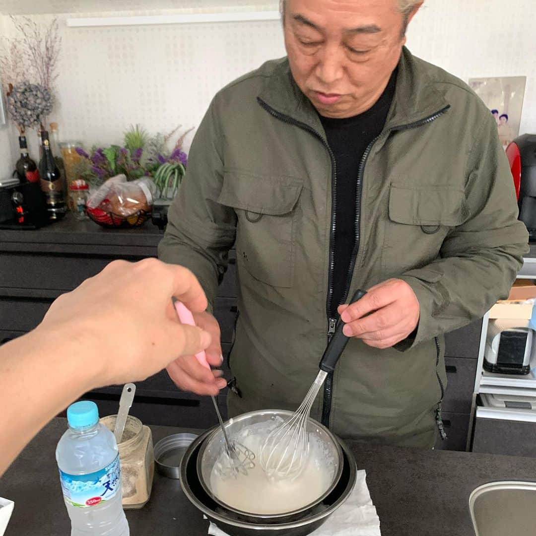 橋本志穂さんのインスタグラム写真 - (橋本志穂Instagram)「ホイップ苦手。 二の腕もブルブル脱力して、 シェフにバトンタッチ。 夫にホイップしてもらいました。 人が作ってくれるものは なんでも美味しい♫ シフォンケーキが 今日のおやつ」4月15日 21時11分 - shihohashimoto3