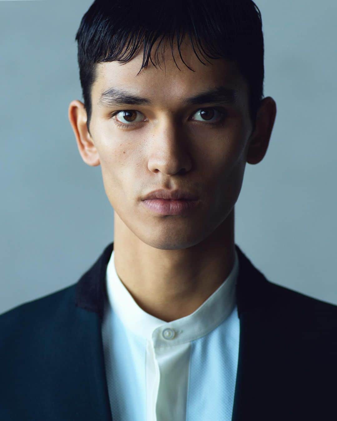 長山一樹のインスタグラム：「JBpress Autographという一歩先を行く大人のメンズライフスタイルに特化したWEBメディアで撮影した写真より。 今は「世代」でカテゴライズするのはナンセンスです。どんな業界でも重鎮だけで固まっても新しい物は生まれないし、若者だけでも品と社会性がかけてしまうと、互いをリスペクトしあう環境を造ることが大切かと思います。クラシックやラグジュアリーな物をどう現代的に伝えるかという手段を考えれば、モデルに着せてただ撮影するという方法は、あたりまえではなくなってくるかもしれませんね。  @jbpressautograph  Styling @masayukisakurai1009  Hair @hori_0227  Editor @eisuke_yamashita」