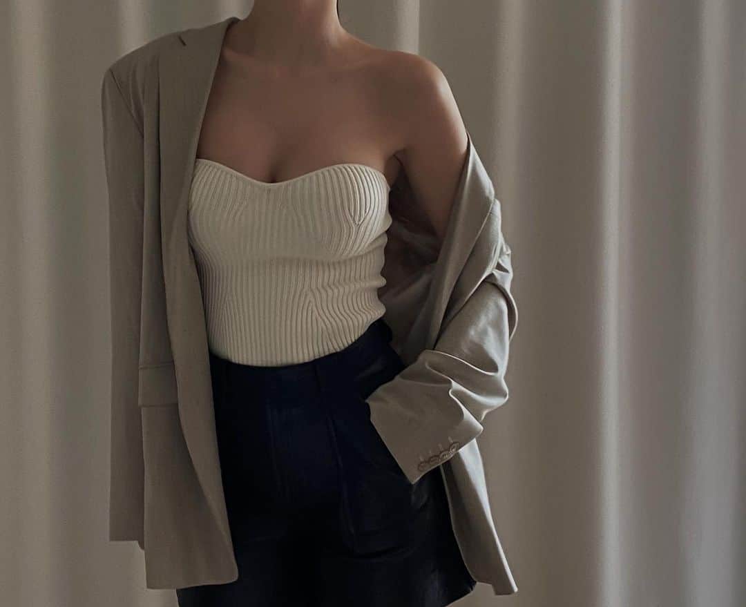 Mathilde Goehlerのインスタグラム：「Reklame.. Take a moment to cherish something, and do that as often you can @khaite_ny x @wakakuu 🖤」